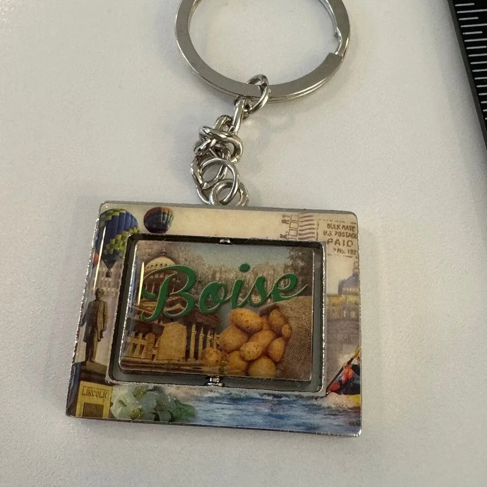 Boise Idaho Souvenir Keychain Vintage Postcard Scene Hot Air Balloons Potatoes‎
